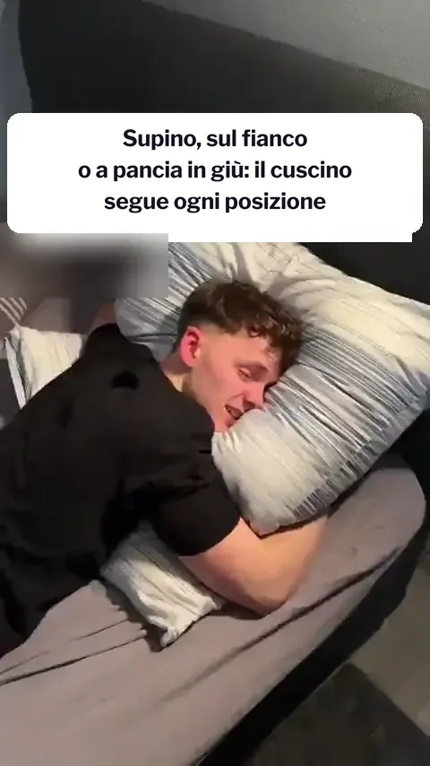 Un uomo sul cuscino a farfalla passa dalla posizione supina al fianco e alla pancia