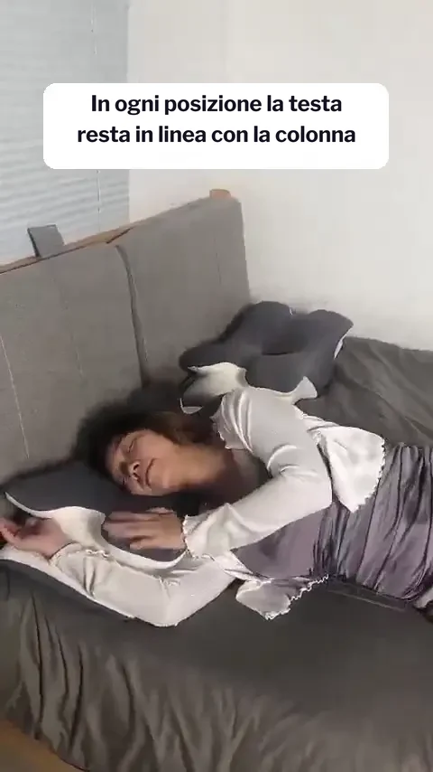 Una donna dorme su un fianco sul cuscino a farfalla, poi la forma del cuscino viene mostrata con la mano